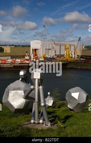 Metallische Figuren an den Ufern des Flusses Wear in Sunderland, England. Einer der ehemaligen Schiffbau-Sehenswürdigkeiten der Stadt zu sehen. Stockfoto