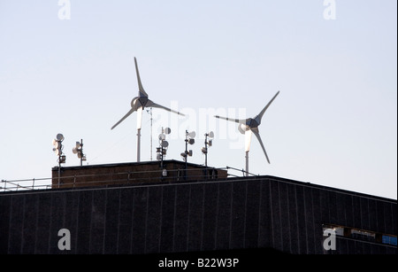 Windkraftanlagen auf dem Dach eines Gebäudes in South London England Großbritannien UK Stockfoto