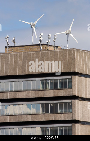 Windkraftanlagen auf dem Dach eines Gebäudes in South London England Großbritannien UK Stockfoto