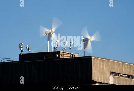 Windkraftanlagen auf dem Dach eines Gebäudes in South London England Großbritannien UK Stockfoto