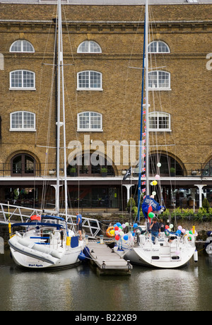 Ankern Yachten an einem Liegeplatz in St Katharine Dock Marina London UK Stockfoto