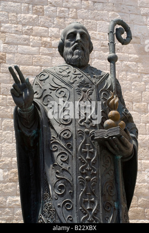 Eine Statue von San Nicola (St. Nikolaus) in Bari Italien. Die Statue steht gegenüber von Bari San Nicola Cathedral. Stockfoto