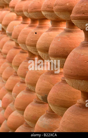 Terrakotta-Töpfe in den Steingarten, eine der Attraktionen in Chandigarh, Indien angeordnet. Stockfoto