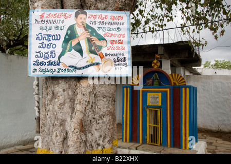 Ein Schild kündigt einen Musiker in Hyderabad, Indien. Das Zeichen ist in Telugu. Stockfoto