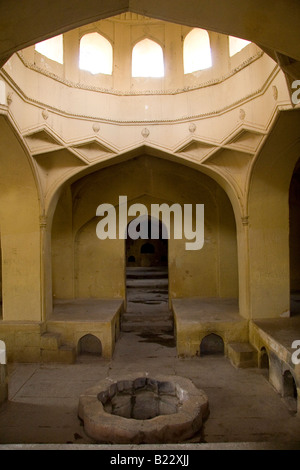 Die Leichenhalle Kammer innerhalb des Komplexes der Königsgräber Qutb Shahi halten. Hier wurden die Leichen für das Begräbnis vorbereitet. Stockfoto