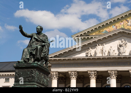 Die bayerischen Nationaltheater in München. Das Opernhaus ist im neoklassischen Stil mit korinthischen Säulen gebaut. Stockfoto