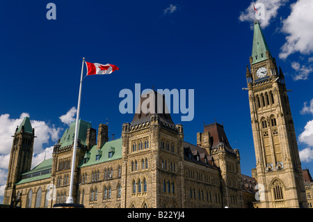 Ottawa Parlament Hill Gebäude Mittelblock mit Peace Tower und kanadische Flagge Stockfoto