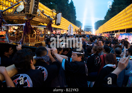 Mikoshi (tragbarer Schrein) durchgeführt am Mitama Matsuri (Soul Festival) statt am Yasukuni-Schrein, Tokyo. Stockfoto