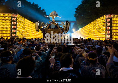 Tragbaren Schrein durchgeführt auf den Schultern auf dem Mitama Festival (Yasukuni-Schrein) in Tokio, Japan Stockfoto