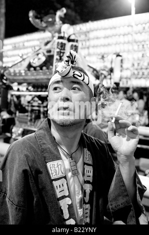 Japaner in traditioneller Tracht, Rauchen eine Zigarette auf dem Mitama Festival (Matsuri) in Tokio, Japan Stockfoto