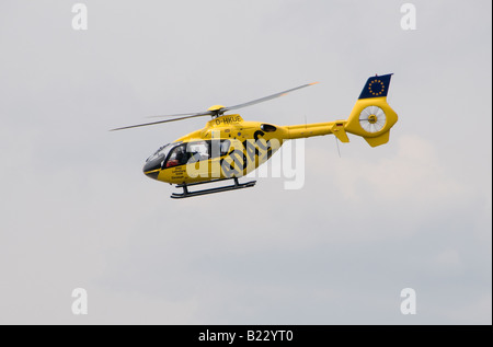 Ein Airbus-Luftrettungshubschrauber H145 (EC145 T2) des deutschen ADAC-Motorverbands schwebt in Deutschland am Himmel Stockfoto