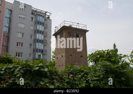 Ein ehemaliger DDR-Kommandoturm in der Kieler straße in der Nähe der Mauer, die Ost- und West-Berlin im Berliner Tiergarten teilte Stockfoto