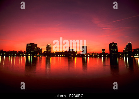 Reflexion von Gebäuden im Wasser in der Abenddämmerung, Lake Eola, Orlando, Orange County, Florida, USA Stockfoto