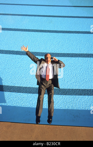Erhöhte Ansicht des Kaufmanns telefonieren mit Handy im Schwimmbad Stockfoto