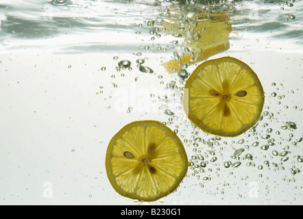 Zitronenscheiben in Wasser Stockfoto
