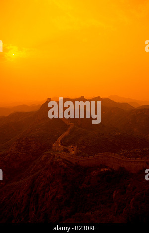 Erhöhte Ansicht der Festungsmauer in der Abenddämmerung, Jinshanling, Great Wall Of China, China Stockfoto
