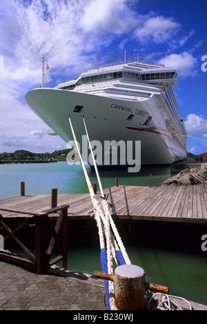 Schiff vor Anker im Hafen, kleine Antillen, Inseln über dem Winde, Antigua und Barbuda Stockfoto