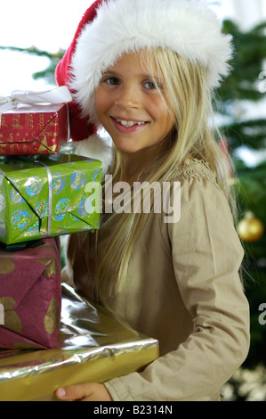 Porträt von Mädchen halten Weihnachtsgeschenke und lächelnd Stockfoto