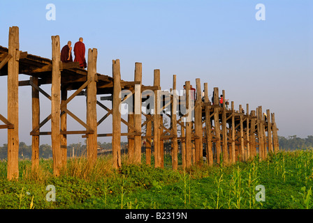 Niedrigen Winkel Ansicht der Mönche am Steg U Bein Brücke Amarapura Mandalay Myanmar Stockfoto