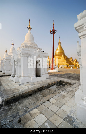 Pagoden im buddhistischen Tempel, Kuthodaw Pagode, Mandalay, Myanmar Stockfoto