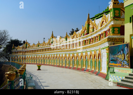 Buddhistischer Tempel unter blauem Himmel, Umin Thonze Pagode, Mandalay, Myanmar Stockfoto