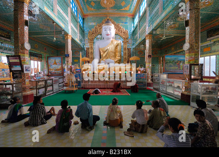 Gruppe von Gläubigen vor Buddha-Statue im buddhistischen Tempel bald U Ponya Shin Pagode Mandalay Myanmar Stockfoto