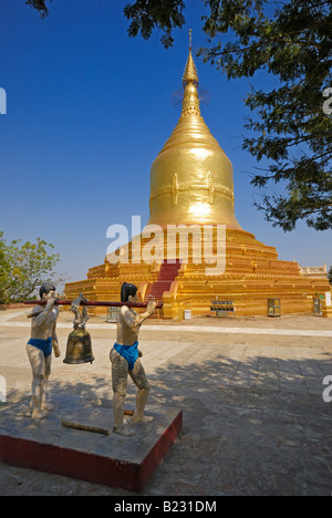 Statuen vor Pagode, Lawkananda Pagode, Bagan, Myanmar Stockfoto