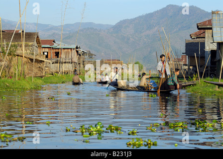 Gruppe von Menschen, die Bootfahrt in Fluss Inle Lake Myanmar Stockfoto