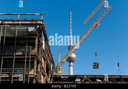 Krane auf Baustelle mit TV Turm im Hintergrund Palast der Republik Alexanderplatz Berlin Deutschland Stockfoto