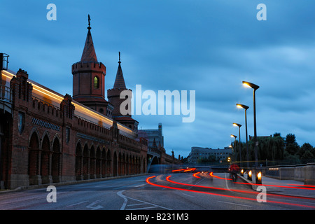 Verkehr auf Straße, Spree entlang, Oberbaumbruecke, Berlin, Deutschland Stockfoto