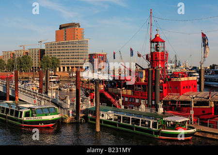 Boote am Hafen, HafenCity, Hanseatic Trade Center, Kehrwiderspitze, Fluss Elbe, Speicherstadt, Hamburg, Deutschland Stockfoto