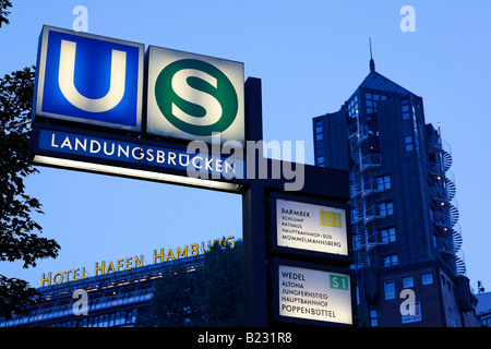 Verkehrszeichen, leuchtet in der Dämmerung, Hotel Hafen Hamburg, St. Pauli Landungsbrucken, St. Pauli, Hamburg, Deutschland Stockfoto