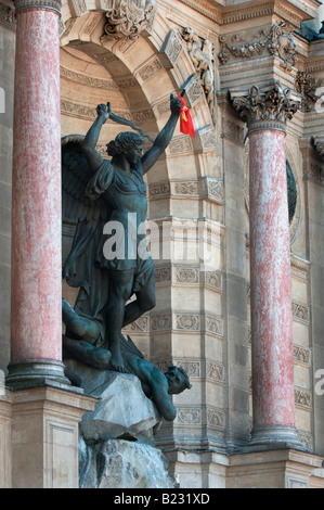 St-Michel-Statue im Plaza, Paris Stockfoto