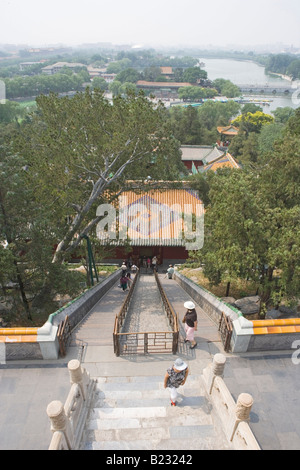 Erhöhte Ansicht von Touristen beim Treppensteigen Pagode Weiße Dagoba Tempel Peking China Stockfoto