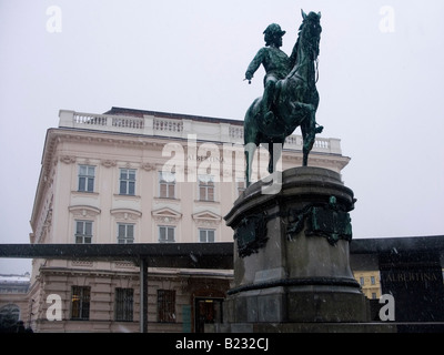 Statue von Erzherzog Albert, Herzog von Teschen, im Winterschnee außerhalb Albertina Museum of Graphic Art, Wien, Österreich Stockfoto