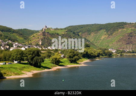 Fluss mit unteren und oberen Burgen auf Hügeln im Hintergrund, Kobern-Gondorf, Mayen-Koblenz, Rheinland-Pfalz, Deutschland Stockfoto