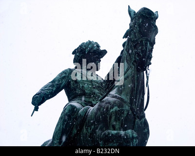 Statue von Erzherzog Albert, Herzog von Teschen, im Winterschnee außerhalb Albertina Museum of Graphic Art, Wien, Österreich Stockfoto