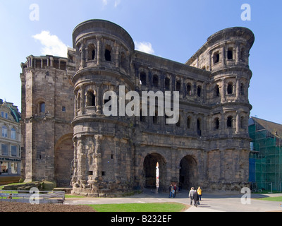 Touristen vor alten Tor Porta Nigra Trier Deutschland Stockfoto