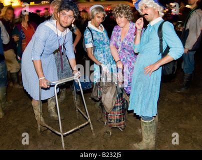 Darsteller in Kostümen in die "Trash-Stadt" Feld Glastonbury Festival Stockfoto