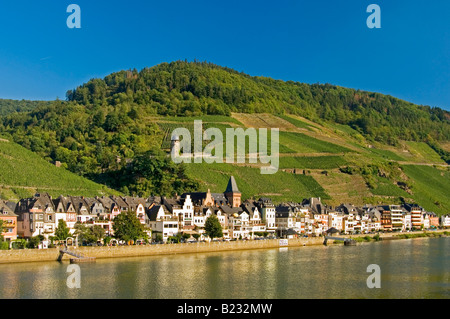 Gebäude am Seeufer Mosel River Zell Rheinland-Pfalz Deutschland Stockfoto