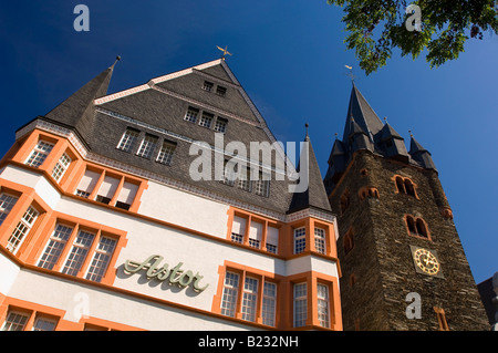 Niedrigen Winkel Blick auf Kirche und Store, St. Michael Kirche, Deutschland Stockfoto