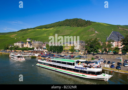 Dampfschiffe im Fluss Mosel River Bernkastel-Kues Rheinland-Pfalz Deutschland Stockfoto