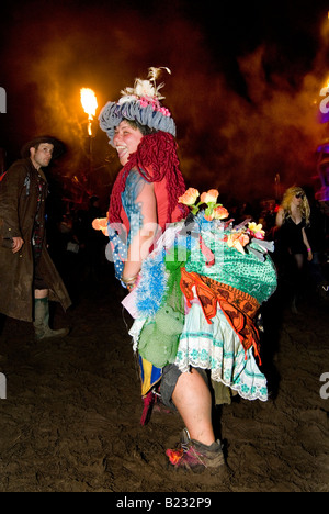 Darsteller in Kostümen im Feld "Trash City" Glastonbury Festival 2008 Stockfoto