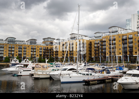 Yachten ankern in St Katharine Dock Marina in London. Stockfoto