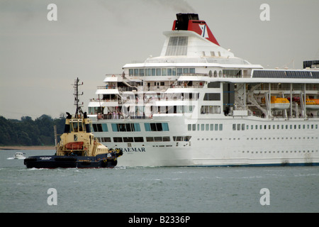 Braemar Fähre Schiff Southampton Docks haben England hatte gerade ein Refit und Verlängerung mit Schlepper Svitzer Madeleine in Anwesenheit Stockfoto