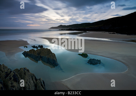 Abend senkt sich über einem verlassenen Combesgate Strand, Woolacombe, North Devon England Stockfoto