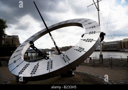 Die Zeitmesser-Skulptur ist ein Wahrzeichen von London am Ufer der Themse vor dem Thistle Tower Hotel Stockfoto