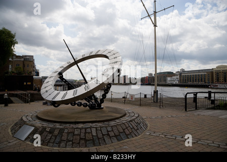 Die Zeitmesser-Skulptur ist ein Wahrzeichen von London am Ufer der Themse vor dem Thistle Tower Hotel Stockfoto