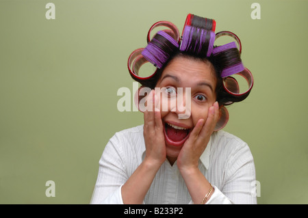 Frau mit Lockenwickler Stockfoto