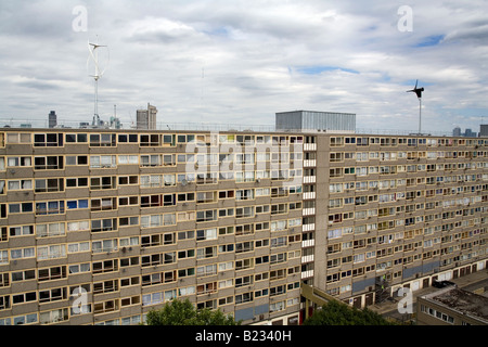 Vertikale Achse Windkraftanlagen auf einem Rat Anwesen in South London England Großbritannien UK Stockfoto